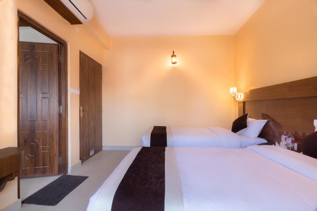 Hotel Lake Shore Pokhara Exterior photo