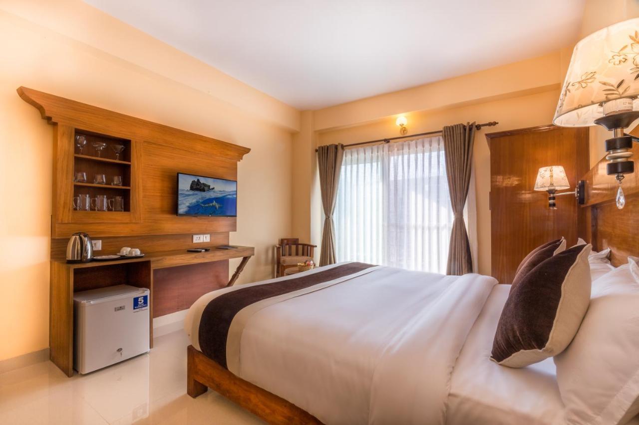 Hotel Lake Shore Pokhara Exterior photo
