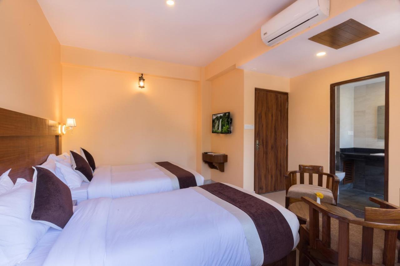 Hotel Lake Shore Pokhara Exterior photo